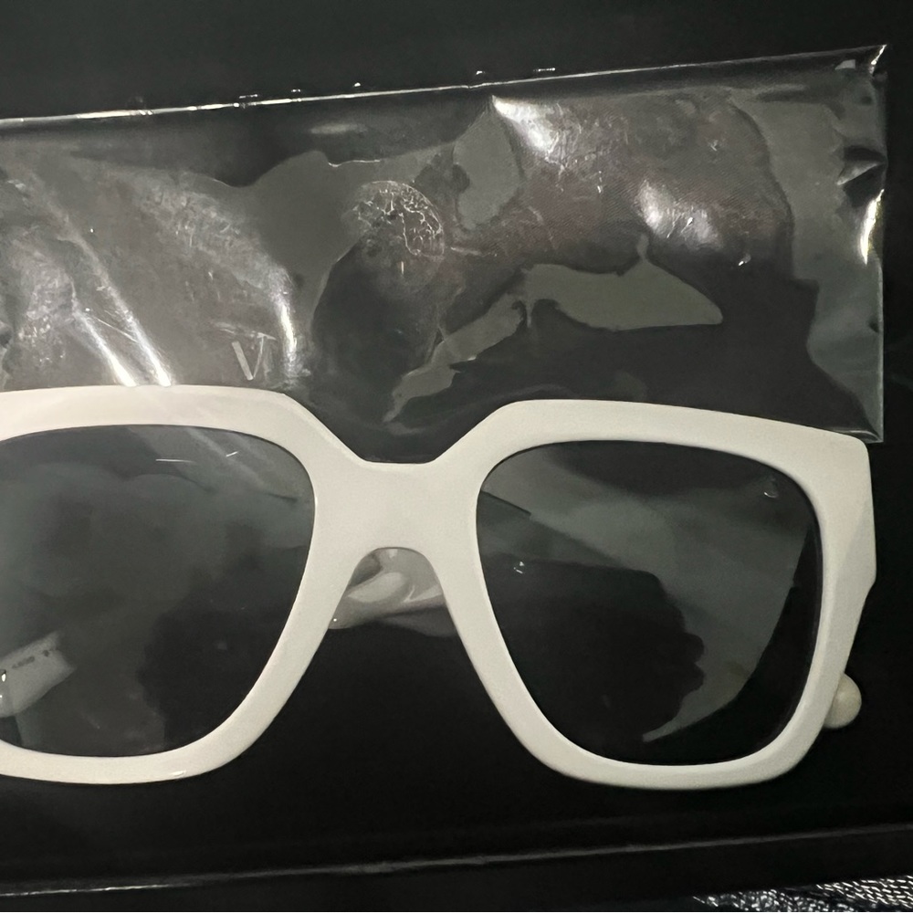 Authentic Versace Sunglasses Missing Small Medusa - image 1